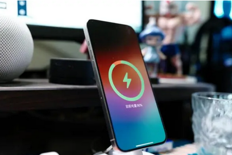 洛川苹果15换屏服务分享用什么充电器给iPhone15充电更好 